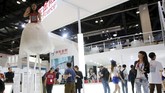 Seorang staf promosi berdiri di atas sebuah pole, menggambarkan sebuah bunga, di stand JD Finance di Global Mobile Internet Conference (GMIC) 2015 di Beijing, Tiongkok. (CNN Indonesia/Reuters/Kim Kyung-Hoon)