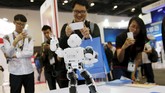 Pengunjung memotret sebuah robot humanoid yang pintar, Alpha, yang dikembangkan oleh UBTECH di Global Mobile Internet Conference (GMIC) 2015 di Beijing, Tiongkok. (CNN Indonesia/Reuters/Kim Kyung-Hoon)
