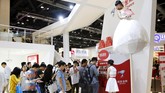 Pengunjung mengantre di dekat seorang staf promosi berdiri di atas sebuah pole, menggambarkan sebuah bunga, di stand JD Finance di Global Mobile Internet Conference (GMIC) 2015 di Beijing, Tiongkok. (CNN Indonesia/Reuters/Kim Kyung-Hoon)