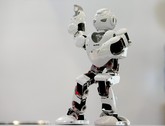 Robot humanoid Alpha sedang beraksi. (CNN Indonesia/Reuters/Kim Kyung-Hoon)Staf promosi sedang duduk santai sampai melihat ponsel mereka, ketika jeda di Global Mobile Internet Conference (GMIC) 2015 di Beijing, Tiongkok. (CNN Indonesia/Reuters/Kim Kyung-Hoon)