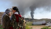 Asap hasil pertempuran terlihat di wilayah yang dikuasai ISIS di utara Irak. Sejak pertengahan tahun lalu, ISIS menguasai sebagian wilayah negara itu. (Reuters/Asmaa Waguih)