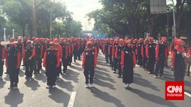 Kapolri dan Menteri Hanif Salat Jumat Bersama Buruh di Monas