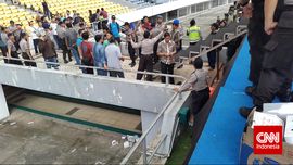 Seseorang Terbakar dan Jatuh dari Atap GBK saat May Day