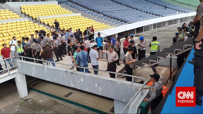 Polisi Olah TKP Jatuhnya Seseorang dari Atap GBK Saat May Day