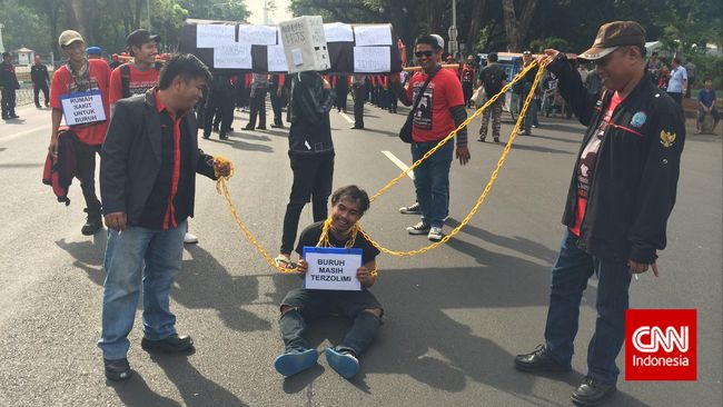 Buruh Mulai Padati Area Depan Istana