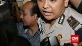 Penyidik KPK Novel Baswedan tiba di Mabes Polri, Jakarta, Sabtu sore (2/5), setelah Jumat petang kemarin (1/5) dibawa ke Bengkulu untuk melakukan rekonstruksi perkara. Novel diserahkan kembali ke KPK. (CNN Indonesia/Adhi Wicaksono)