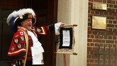 “Oyez, oyez,” seru Tony Appleton, warga Inggris, menyita perhatian publik dan jurnalis, saat mengumumkan kelahiran putri pertama pasangan Pangeran William dan Kate Middleton di pintu masuk selasar Lindo di St. Mary's Hospital, London, Inggris, kemarin (2/5).