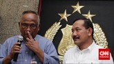 Pelaksana Tugas Ketua KPK Taufiequrachman Ruki menggelar konferensi pers bersama Kapolri Jenderal Badrodin Haiti di Mabes Polri, Jakarta, Sabtu (2/5), mengumumkan menangguhan penahanan terhadap penyidik KPK Novel Baswedan yang Jumat dini hari (1/5) ditangkap petugas Badan Reserse Kriminal Polri. (CNN Indonesia/Adhi Wicaksono)