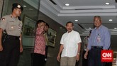 Pelaksana Tugas Ketua KPK Taufiequrachman Ruki dan Kapolri Jenderal Badrodin Haiti ketika hendak menggelar jumpa pers di Mabes Polri, Jakarta, Sabtu (2/5), untuk mengumumkan menangguhan penahanan terhadap penyidik KPK Novel Baswedan yang Jumat dini hari (1/5) ditangkap petugas Badan Reserse Kriminal Polri. (CNN Indonesia/Adhi Wicaksono)
