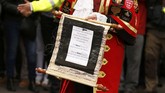 Tony Appleton, warga Inggris yang bertindak sebagai town crier atau penyebar pengumuman penting, di St. Mary's Hospital, London, Inggris (2/5). Sekalipun berkostum outlandish, Tony bukan pegawai Istana Inggris, melainkan loyalis keluarga Kerajaan Inggris.