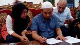 Penyidik KPK Novel Baswedan tiba di Bandara Pondok Cabe, Tangerang, Sabtu (2/5), setelah Jumat petang kemarin (1/5) dibawa ke Bengkulu untuk melakukan rekonstruksi perkara. Novel tak ditahan dan dikembalikan ke KPK. (Dok. Istimewa)