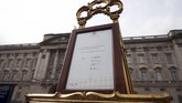 Bingkah indah keemasan berisi pengumuman kelahiran bayi perempuan dari Kate Middleton dan Pangeran William dipajang di muka Istana Buckingham, London (2/5). Sementara di Istana Kensington juga diumumkan kabar gembira ini, termasuk via media sosial.