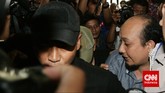 Penyidik KPK Novel Baswedan tiba di Mabes Polri, Jakarta, Sabtu sore (2/5), setelah Jumat petang kemarin (1/5) dibawa ke Bengkulu untuk melakukan rekonstruksi perkara. Novel dikembalikan ke KPK. (CNN Indonesia/Adhi Wicaksono)