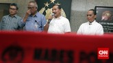Pelaksana Tugas Ketua KPK Taufiequrachman Ruki, Plt Wakil Ketua KPK Johan Budi, dan Kapolri Jenderal Badrodin Haiti di Mabes Polri, Jakarta, Sabtu (2/5), mengumumkan tercapainya kesepakatan untuk tak menahan penyidik KPK Novel Baswedan yang Jumat dini hari (1/5) ditangkap petugas Badan Reserse Kriminal Polri. (CNN Indonesia/Adhi Wicaksono)