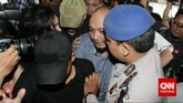 Penyidik KPK Novel Baswedan tiba di Mabes Polri, Jakarta, Sabtu sore (2/5), setelah Jumat petang kemarin (1/5) dibawa ke Bengkulu untuk melakukan rekonstruksi perkara. Novel dikembalikan Kapolri ke pimpinan KPK. (CNN Indonesia/Adhi Wicaksono)