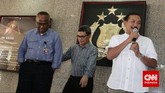Pelaksana Tugas Ketua KPK Taufiequrachman Ruki, Plt Wakil Ketua KPK Johan Budi, dan Kapolri Jenderal Badrodin Haiti di Mabes Polri, Jakarta, Sabtu (2/5), mengumumkan tercapainya kesepakatan untuk tak menahan penyidik KPK Novel Baswedan yang Jumat dini hari (1/5) ditangkap petugas Badan Reserse Kriminal Polri. (CNN Indonesia/Adhi Wicaksono)