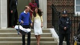 Pangeran William dan Kate Middleton meninggalkan St Mary's Hospital, London, membawa serta bayi perempuan mereka. Di rumah sakit ini juga, Kate melahirkan putra pertama, Pangeran George, pada 22 Juli 2013. Sebentar lagi, si sulung akan berulang tahun ke-dua.
