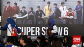 Antrean menuju pintu masuk konser bukan hanya terjadi di bagian luar gedung. Namun, antrean masuk ternyata cukup berlapis dan panjang. Tak sabar menunggu waktu masuk, backdrop bergambar personel Super Junior setidaknya bisa jadi sedikit pengobat rindu. (CNN Indonesia/Safir Makki).