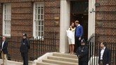 Yang ditunggu-tunggu, akhirnya muncul di pintu St Mary's Hospital, London (2/5): Pangeran William dan Kate Middleton bersama bayi perempuan mereka. “Saya sangat bahagia,” ucap sang pangeran kepada sejumlah warga dan jurnalis yang berkerumun di sekitar rumah sakit tersebut.