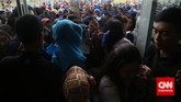 Demi bisa mendapatkan tempat strategis untuk melihat idolanya dari dekat, ELF, sebutan penggemar Super Junior ini berdesakan untuk masuk ke dalam gedung ICE di Serpong, Banten, Minggu (3/5). (CNN Indonesia/Safir Makki)