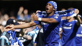 Drogba Cetak Assist dan Gol Usai Minum dari Botol Ball Boy