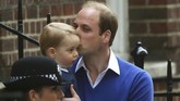 Kecup sayang dari Pangeran William untuk putra pertamanya, Pangeran George, saat keduanya tiba di St Mary's Hospital, London, Inggris, kemarin (2/5), untuk menjemput Kate Middleton serta bayi perempuannya. Hingga hari ini (3/5), belum diumumkan nama resmi si bayi.