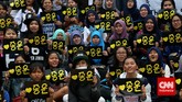 Sembari menunggu konser dimulai, para penggemar yang setia menunggu meneriakkan yel-yel memanggil nama idolanya masing-masing. Mereka berdiri, dan berteriak memanggil idolanya sambil memegang spanduk kecil berwarna hitam. (CNN Indonesia/Safir Makki).