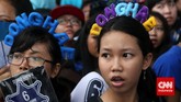 Bando-bando dengan tambahan tulisan nama personel favorit tak lupa dikenakan para penggemar. Donghae dan Kyuhyun adalah personel-personel yang banyak memiliki penggemar di Indonesia. (CNN Indonesia/Safir Makki)
