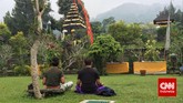Saat berkunjungi ke pura ini, terlihat dua orang pengunjung yang sedang beribadah dengan khusyuk. Mereka duduk bersila menghadap altar dan terlihat berdoa. Katanya, mereka berasal dari Bali. Kedua laki-laki itu mengendarai sepeda motor dari Bali demi beribadah di Pura ini. (CNN Indonesia/Tri Wahyuni)