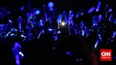 Kemeriahan pernak-pernik bukan hanya terlihat di luar ruangan konser. Saat konser dimulai, seketika ruangan berubah menjadi lautan biru penggemar Super Junior. Light stick biru memang jadi ciri khas dari boy band Korea ini. (CNN Indonesia/Safir Makki)