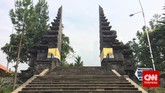 Anak tangga ini akan mengantarkan Anda ke bagian tengah pura. Namun, jika Anda hanya datang untuk berwisata dan bukan beribadat, Anda tidak boleh masuk lewat sini. Ada pintu masuk khusus wisatawan di sebelah kiri pura. (CNN Indonesia/Tri Wahyuni)
