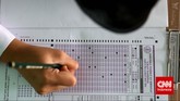 Seorang peserta ujian nasional mengisi lembar jawaban ujian kesetaraan paket B di SMA Negeri 80, Jakarta Utara, Senin, 4 Mei 2015. (CNN Indonesia/Safir Makki)