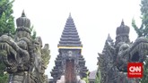 Gerbang utama ini memiliki arsitektur yang sangat apik. Di bagian tangga utamanya ada ukiran dua naga yang ukirannya sangat detail dan indah. (CNN Indonesia/Tri Wahyuni)