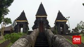 Gerbang menuju utama mandala atau kawasan yang paling suci di Pura Jagatkartta. Hanya umat yang ingin beribadat yang boleh memasuki kawasan ini. (CNN Indonesia/Tri Wahyuni)