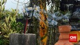 Beberapa dupa terlihat masih menyala di tempat sembahyang. Pertanda setiap harinya ada orang yang datang ke pura ini untuk bersembahyang. Angin semilir mengembus, udara yang sejuk, suasana yang hening, menemani para umat ketika beribadah sehingga suasana terasa lebih khidmat. (CNN Indonesia/Tri Wahyuni)