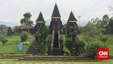 Pura Parahyangan Agung Jagatkartta merupakan pura agama Hindu Nusantara yang terbesar di Jawa Barat. Bahkan pura ini termasuk pura terbesar di Indonesia setelah Pura Besakih, Bali. Konon, pura ini dibangun sebagai persembahan untuk Prabu Siliwangi dan para hyang (leluhur) dari Pakuan Pajajaran. (CNN Indonesia/Tri Wahyuni)