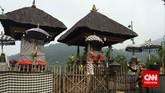 Di bagian tengah kawasan pura atau madya mandala, Anda akan menemukan Pelinggih Ratu Gede Dalem Ped Gunung Salak. Biasanya banyak orang yang melakukan ibadah harian di sini. (CNN Indonesia/Tri Wahyuni)