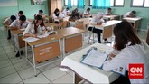 Peserta ujian nasional kesetaraan paket B (setara dengan SMP) di SMA Negeri 80, Jakarta Utara, Senin, 4 Mei 2015. (CNN Indonesia/Safir Makki)