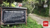 Memasuki kawasan Pura Parahyangan Agung Jagatkartta ini, Anda akan melalui rute yang menanjak. Sebelum pintu masuk, Anda pun akan mendapati papan tata tertib yang harus dipatuhi jika ingin berkunjung ke pura ini. Di antaranya tidak boleh sedang dalam keadaan haid dan yang berpakaian tidak sopan. (CNN Indonesia/Tri Wahyuni)
