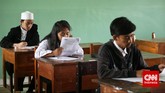 Sejumlah peserta mengisi lembar jawaban soal Bahasa Indonesia saat mengikuti ujian nasional kesetaraan paket B di SMA Negeri 80, Jakarta Utara, Senin, 4 Mei 2015. (CNN Indonesia/Safir Makki)