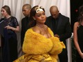 Busana 'Omelet' Bikin Rihanna Tak Bisa Jalan di Met Gala