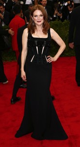 Julianne Moore berbalut gaun hitam coutoure Givenchy yang sederhana tapi tetap memancarkan pesona sang aktris di ajang Metropolitan Museum of Art Costume Institute Gala 2015 di Manhattan, Senin (4/5) waktu setempat. (REUTERS/Lucas Jackson)