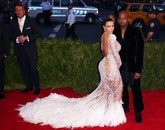 Semua mata tertuju pada pasangan Kim Kardashian dan Kanye West saat mereka berjalan di karpet merah ajang Met Gala 2015. Sementara, West tampil necis dengan setelan jas hitam. (REUTERS/Lucas Jackson)