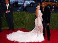 Menyontek Gaya Hamil Kim Kardashian