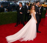 Sofia Vergara tampil bak seorang putri dengan gaun dari rumah busana Marchesa. Bintang yang hadir dengan tunangannya yang bertuksedo Joe Manganiello ini memilih gaun beraksen kurva yang menggairahkan, tapi juga romantis dengan aksen manik-manik bunga. (REUTERS/Lucas Jackson)