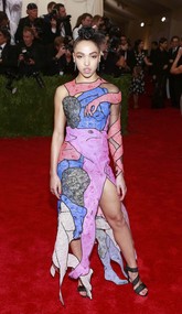 Penyanyi Inggris FKA twigs, yang nama aslinya Tahliah Debrett Barnett, memadukan gaunnya dengan cincin pertunangannya dengan Robert Pattinson. (REUTERS/Andrew Kelly)