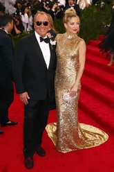 Kate Hudson tampil mengilap di karpet merah Met Gala 2015 di Metropolitan Museum of Art di New York City pada Senin (4/5). Hudson mengenakan gaun emas bergaya Tiongkok dari Michael Kors. Hamparan akses daun emas menciptakan efek glamor. (REUTERS/Lucas Jackson)