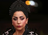 Lady Gaga menghadiri karpet merah Met Gala 2015 dengan busana bergaya kimono tebal berhiaskan bulu-bulu hitam. (REUTERS/Lucas Jackson)