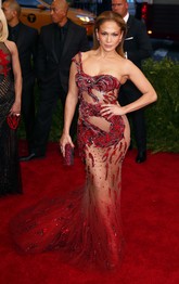 Jennifer Lopez memamerkan bokong seksinya di karpet merah ajang Met Gala 2015. Gaun ombre merah Versace dengan desain payet naga dirancang dengan siluet duyung berbuntut tule yang sekilas tampak berbentuk jilatan api. (REUTERS/Lucas Jackson)
