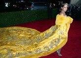 Busana menakjubkan Rihanna ini menampilkan bordir emas gelap dengan beberapa motif floral dan dilapisi bulu kuning secerah matahari. Di kepalanya terpasang topi baja emas, mengukuhkannya bak permaisuri Tiongkok. (REUTERS/Lucas Jackson)